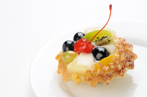 Deser z sezonowymi owocami